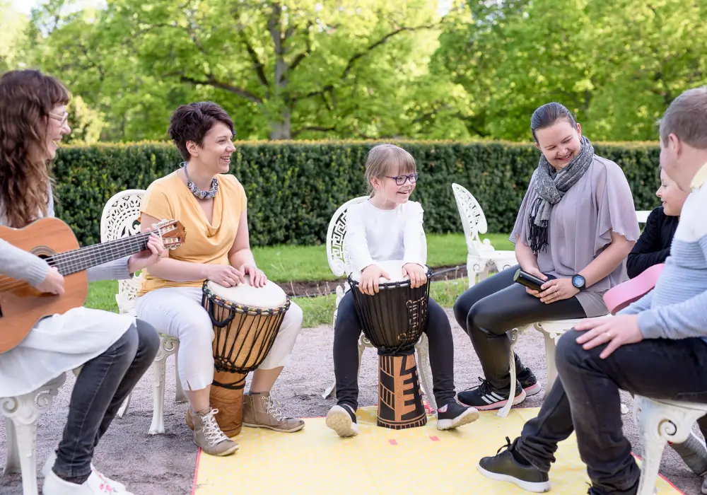 Perheiden tukemista haastavissa tilanteissa.