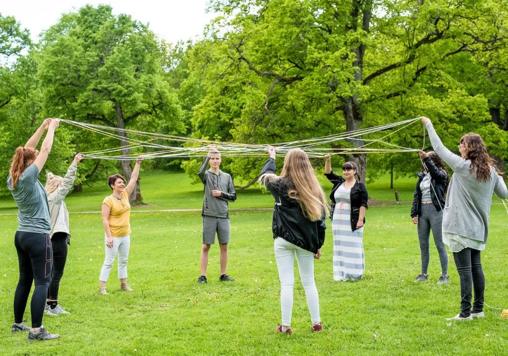 Vertaisryhmäpalveluita räätälöidysti erilaisten asiakasryhmien tarpeisiin sekä valmiiden ryhmämallien mukaisesti.
